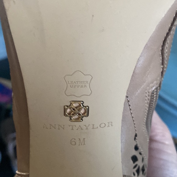 Ann Taylor leather upper heels 6 - Picture 4 of 4